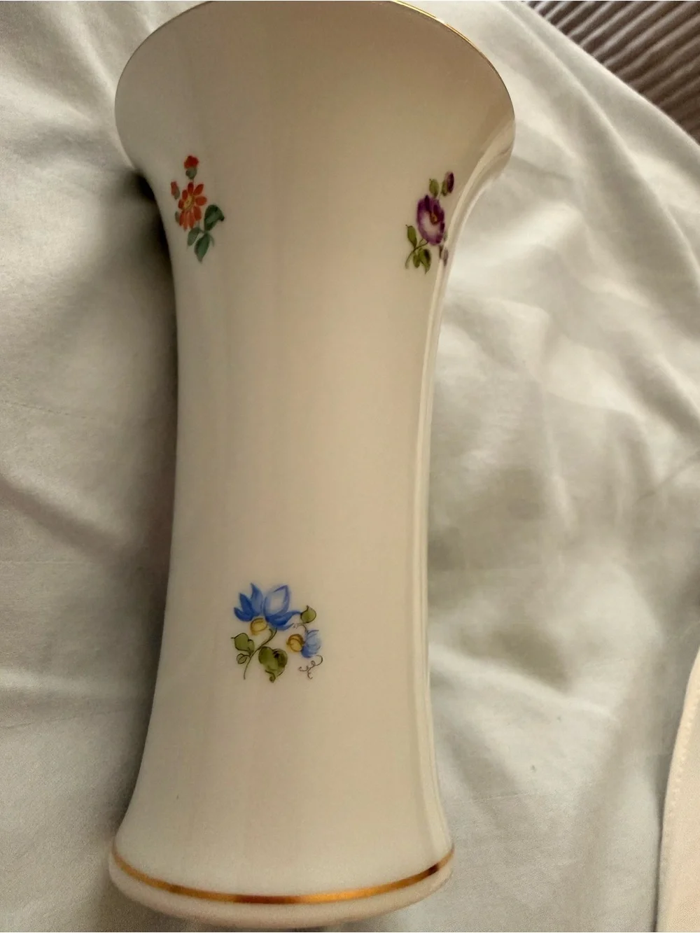 Elegant White Porcelain Floral Vase with Gold Trim